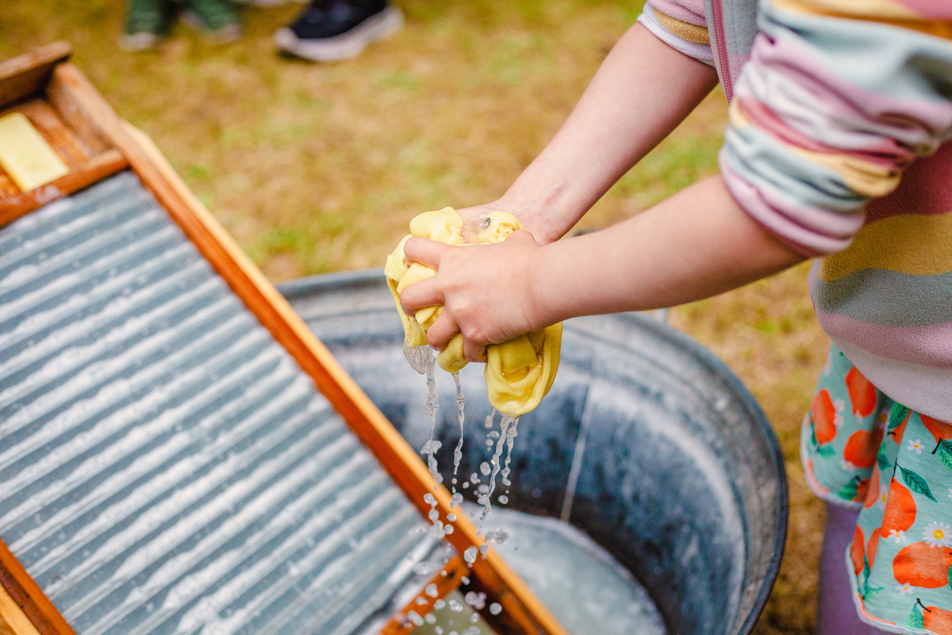 To hender som vrir opp en klut med vann.